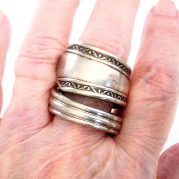 Vintage Artisan Crafted Wm. Rogers Silver Flatware Ring Size 10 - Picture 7 of 7